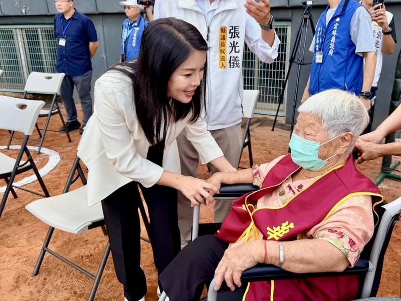 國民黨雲林縣長參選人張嘉郡（前左）12日出席2026愛老人明星公益棒球賽，與眾人一起響應公益，也親切與現場與會長者互動。（張嘉郡提供）中央社記者姜宜菁傳真　115年9月12日