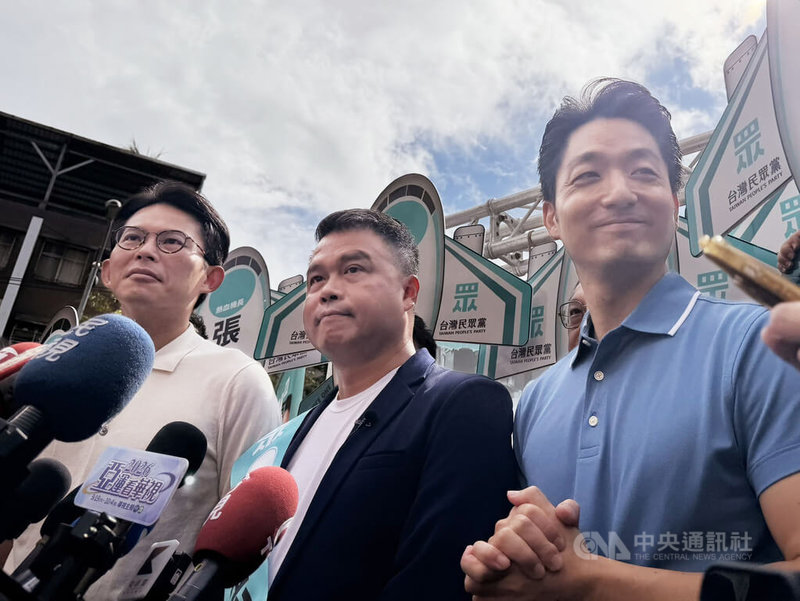 台北市長蔣萬安（右）12日出席台北市議員張志豪（中）競選總部開幕，活動前被媒體堵訪，他再度強調，兄弟齊登山、兄弟齊努力，共同目標就是在今年選舉讓藍白席次最大化。中央社記者葉蓁芸攝　115年9月12日