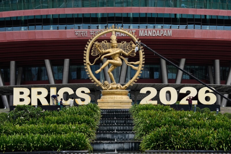2026金磚國家峰會在印度新德里舉行，工作人員12日在會場外做最後整備。（美聯社）