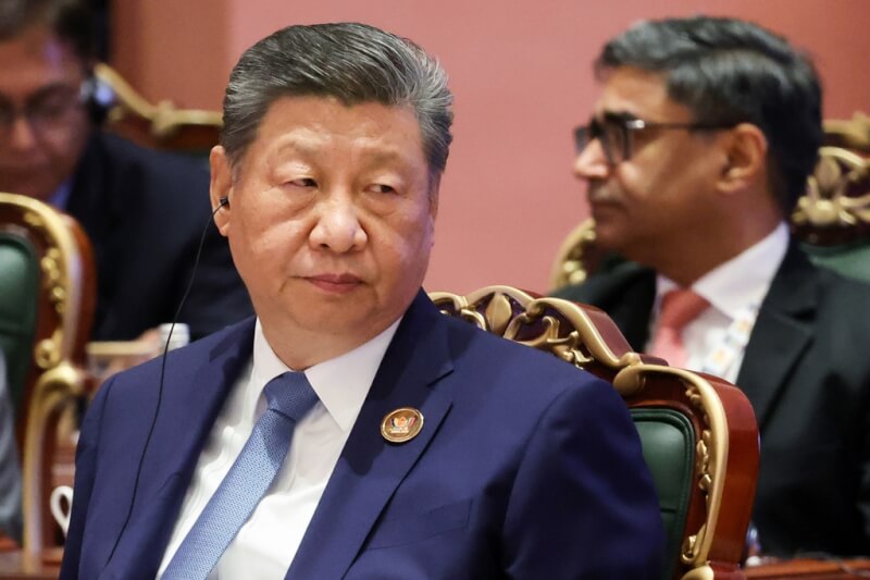 中國國家主席習近平（前）12日出席在印度新德里舉辦的金磚國家峰會。（Alexander Kazakov, Sputnik, Kremlin/Pool Photo via 美聯社）