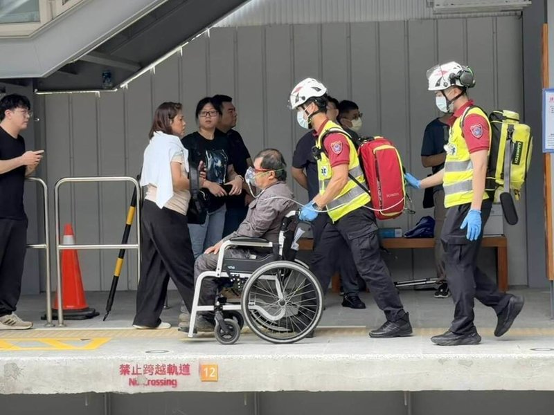 交通部進行台鐵平鎮臨時站履勘作業，模擬演練情境為平鎮臨時站第2月台電梯發生故障，電梯內一名輪椅旅客需要協助。（交通部提供）中央社記者黃巧雯傳真　115年9月12日