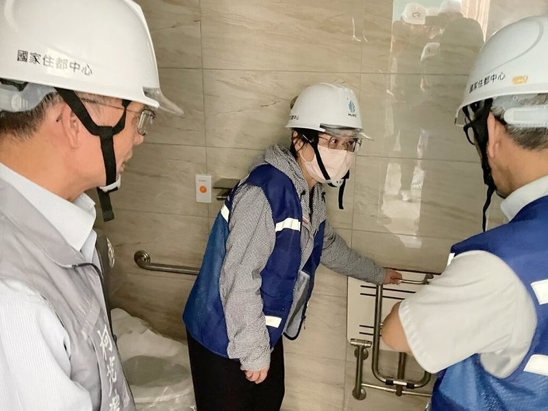 內政部長劉世芳（中）12日赴澎湖縣馬公市「文學好室」社會住宅興建基地，視察工程品質與進度。（國家住都中心提供）中央社記者吳書緯傳真　115年9月12日