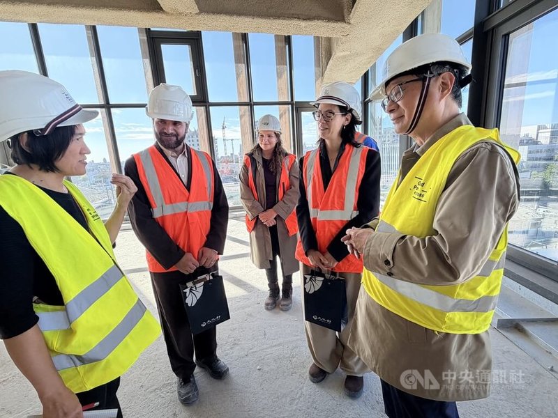 文化部長李遠（右1）11日拜會法國藝術探索基金會，參訪預定2028年開幕的「普雷耶・起航」文化旗艦建設，由基金會數位部主任里維耶爾（Philippe Rivière）（左2）導覽。李遠參訪後表示，雙方將就數位藝術創作共同合作展覽及共製，年底就可以提出合作計畫。中央社記者趙靜瑜攝  115年9月12日