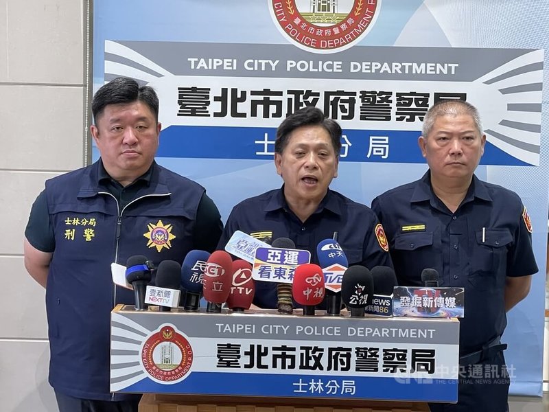 台北市警察局士林分局12日開記者會說明轄區發生殺人棄屍案。警方說，周姓男子因感情糾紛涉勒斃鄭姓女友後棄屍陽明山區，警方循線逮人到案送辦。圖為北市士林警分局長許城銘（中）等人說明案情。（翻攝畫面）中央社記者劉建邦傳真　115年9月12日
