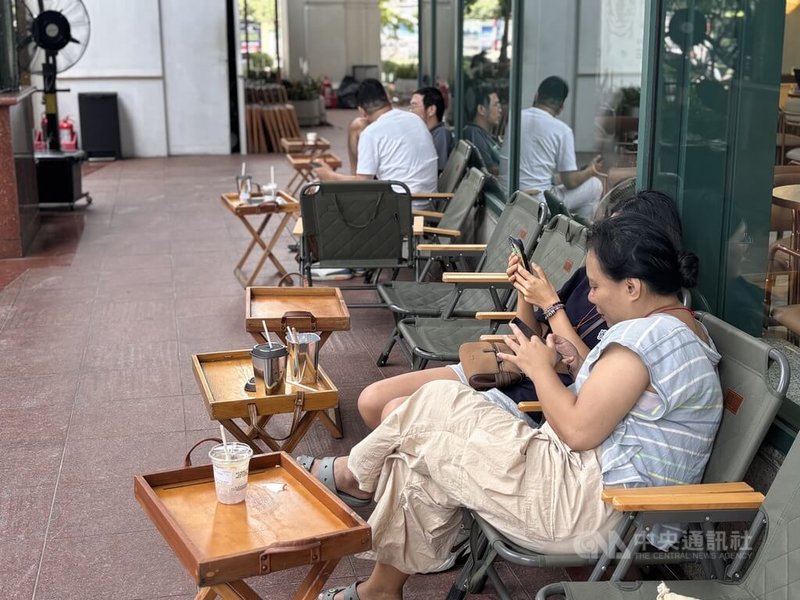 越南許多年輕人與銀髮族熱衷透過社群平台收看中國內容，受訪者告訴中央社，畫面跟多元性與韓劇相比都已有過之而無不及。年輕人對中國文化越來越親近，中國的軟實力已經影響Z世代。中央社記者曾婷瑄河內攝　115年9月12日