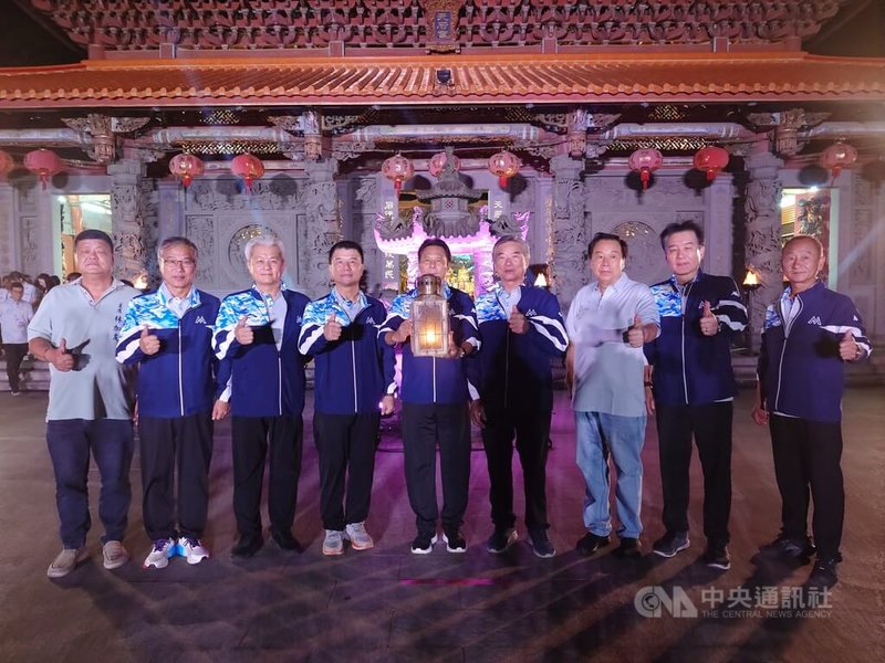 第11屆離島運動會暨115年連江縣運動會聖火之夜11日晚間於馬祖境天后宮舉行。連江縣長王忠銘（中）在馬祖防衛指揮部指揮官尹昌榮（左4）、馬祖境天后宮主委曾林官（右4）等人陪同下，接引聖火母火。中央社記者潘欣彤攝　115年9月12日