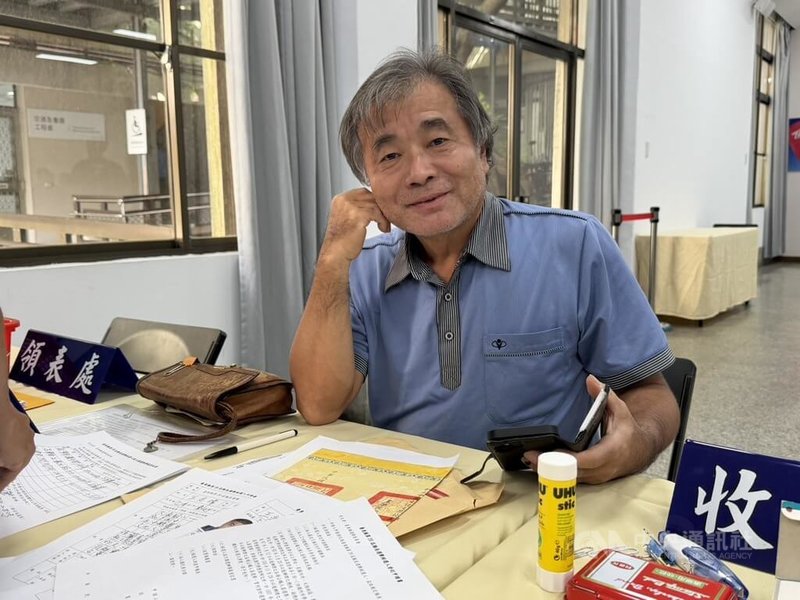 台東縣長選戰，無黨籍參選人王志偉主打「空戰」，透過社群談政見，他提出全方位政見，自估有萬分之一當選機率。圖為9月4日前往登記參選。中央社記者盧太城台東攝　115年9月12日