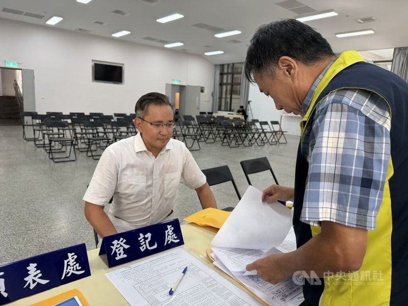 台東縣長選戰，無黨籍參選人李吳穎智（左）主打「空戰」，透過社群談政見，關懷弱勢，喊跳脫藍綠，給民眾多一種選擇。圖為9月4日登記參選。中央社記者盧太城台東攝　115年9月12日