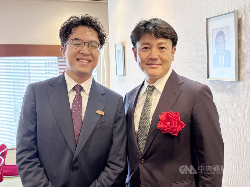 台北市長參選人、民進黨立委沈伯洋(左)12日在東京出席「沈伯洋市長日本後援會」成立大會,與台灣女婿、日本眾議院議員山口晉合影。中央社記者戴雅真東京攝 115年9月12日