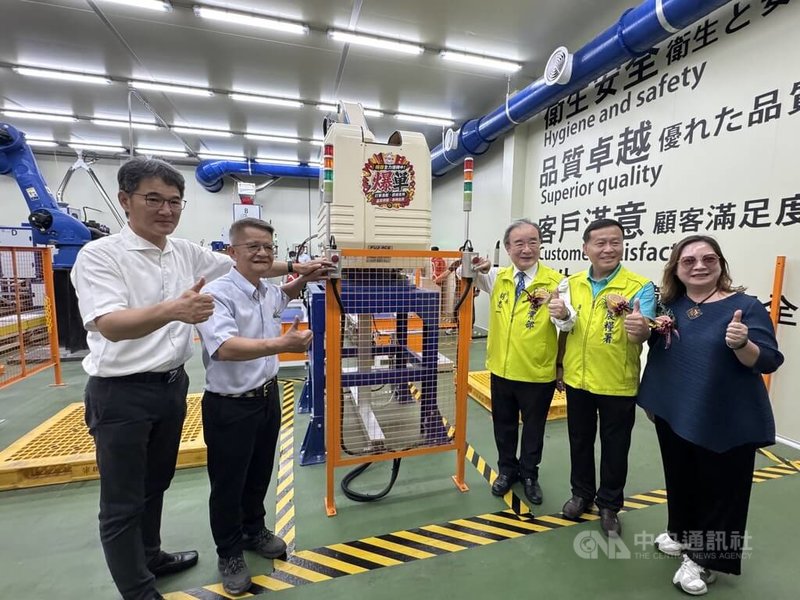 雲林縣東遠糧業股份有限公司斥資新台幣1.5億元引進頂尖設備，全台首創「全製程低溫減菌精米」技術，12日起啟用，農業部次長胡忠一（右3）、民進黨立委劉建國（左）等人出席見證。中央社記者姜宜菁攝  115年9月12日