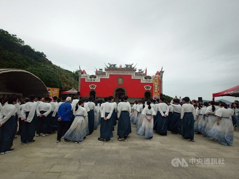 連江縣政府文化處主辦「牛角做出幼」成年禮，12日下午在南竿鄉復興村牛峰境五靈公廟舉行，93名高中新鮮人參與，一同歡慶滿16歲。中央社記者潘欣彤攝　115年9月12日