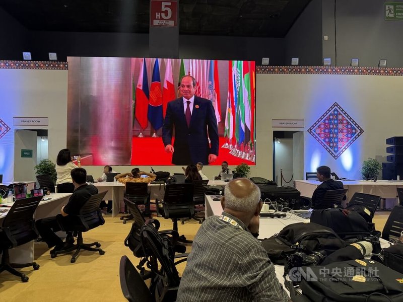 金磚國家峰會有多國領導人親自參與，會議採閉門進行，各國記者僅能於會議開始前，於大會安排的媒體中心收看各國代表進場的直播。中央社記者李晉緯新德里攝　115年9月12日