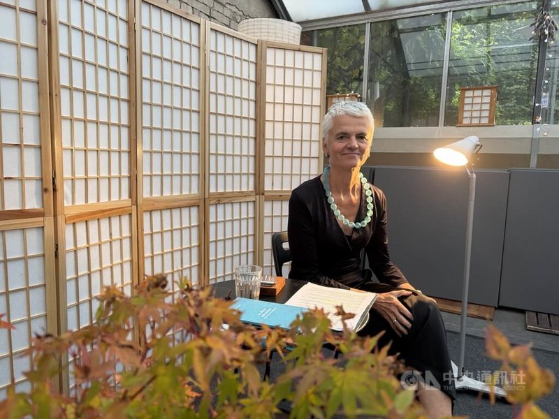 11日在蘇黎世舉行的台灣詩作朗誦會，瑞士作家愛麗思（Alice Grünfelder）以詩作為引介，帶著德語讀者認識台灣工商發展、環境運動、海洋文化、台灣旅遊及海洋外交的多元面向。中央社記者郭芳君蘇黎世攝　115年9月11日