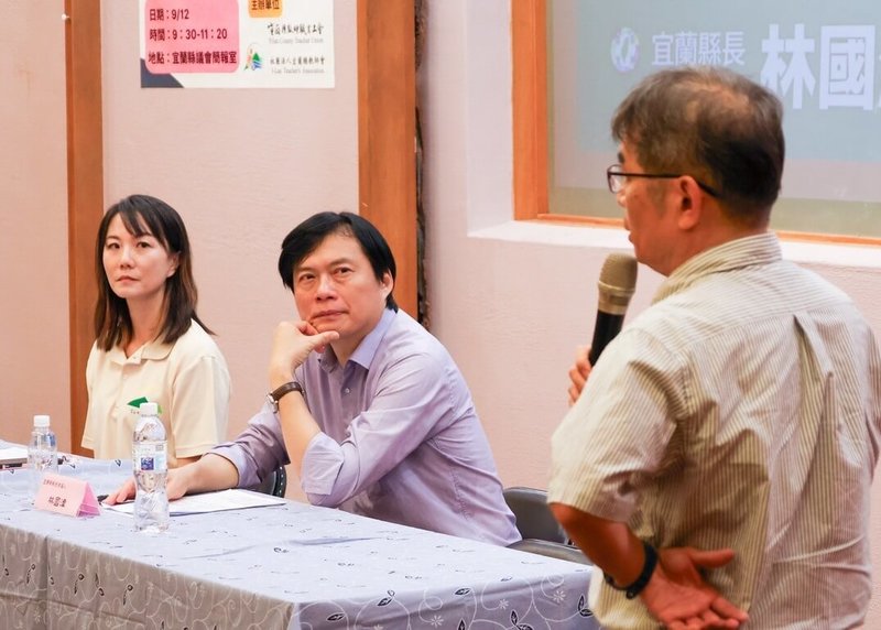 民進黨宜蘭縣長參選人林國漳(左2)12日出席「宜蘭縣長教育論壇」時提出3大政見,希望讓老師專注教學,並讓孩子從在地發展迎向世界。(林國漳競選總部提供)中央社記者沈如峰宜蘭縣傳真 115年9月12日