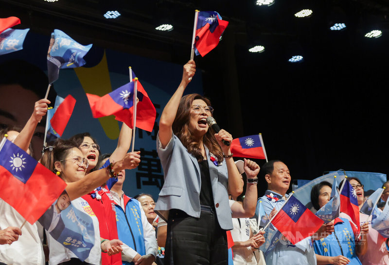 國民黨主席鄭麗文（前中）12日至台北市議會大禮堂出席「同鄉會、華僑、新住民團體成立蔣萬安市長後援會」，揮舞國旗帶動全場士氣，為選戰加油打氣。中央社記者裴禛攝 115年9月12日