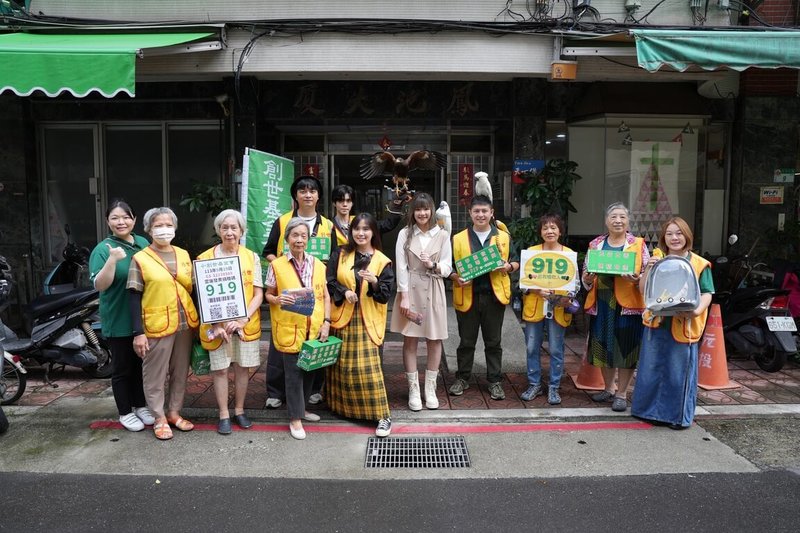 創世基金會近年因應電子發票推動口述捐贈碼「919」，方便民眾捐贈，中秋節將至，2隻鳥寶化身義工，用精彩的飛行表演宣傳響應，吸睛作公益。（創世基金會提供）中央社記者沈佩瑤傳真　115年9月12日