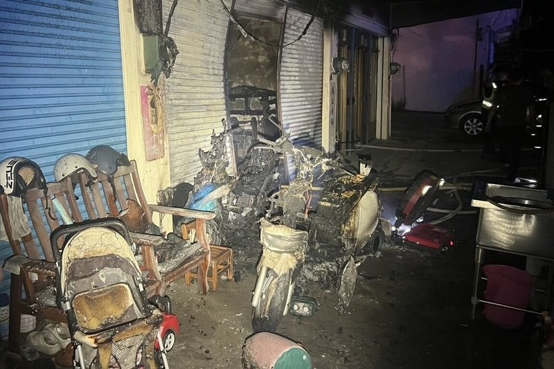 南投草屯鎮防汎路日前發生住宅火警，警消到場撲滅火勢，發現屋內家具與停在屋外機車被燒毀；警方循線查出，屋主拿汽油縱火燒自己住處，犯案後躲草叢準備拿鹽酸潑人。（警方提供）中央社記者吳哲豪傳真　115年9月12日
