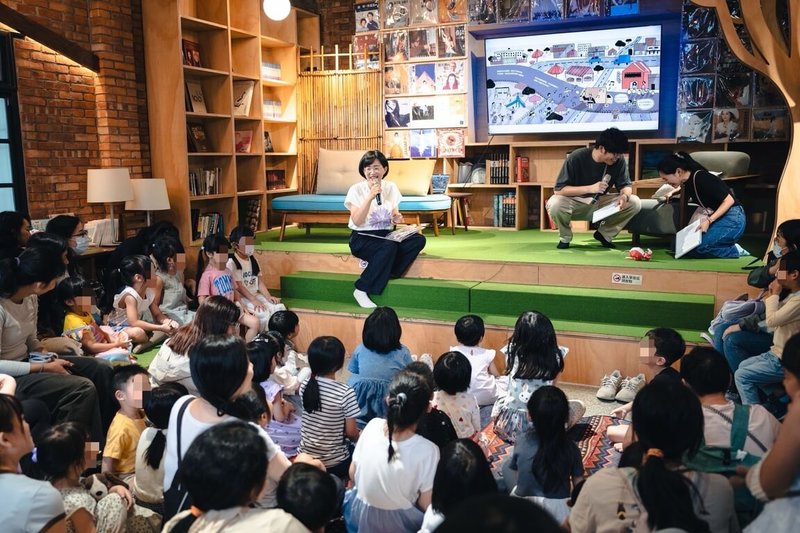 民進黨新北市長參選人蘇巧慧(後左)表示,她經營「水獺媽媽巧巧話」Podcast頻道已有6年,累積錄製逾360集,很開心現在走到新北各地,常有小朋友一眼就認出她是「水獺媽媽」。(蘇巧慧競辦提供)中央社記者王鴻國傳真 115年9月12日