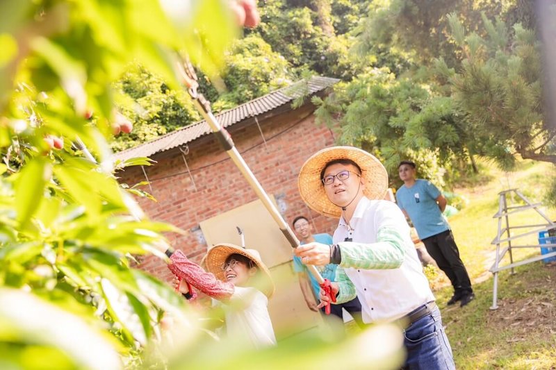 民進黨新竹市長參選人莊競程(前)透過Instagram(IG)、Threads把鏡頭帶進新竹不同角落,希望透過不同內容認識城市,也從社群互動中聽見不同族群的聲音。(莊競程競選團隊提供)中央社記者魯鋼駿傳真 115年9月12日