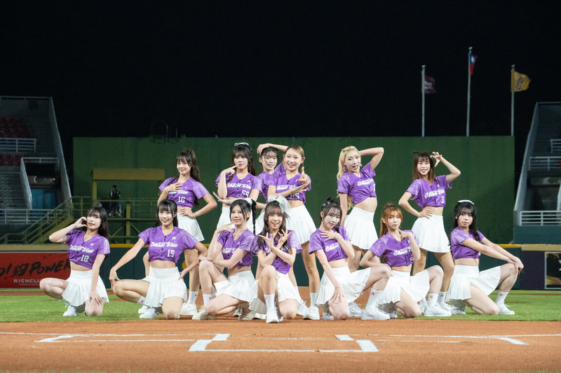 桃園市青年事務局推出「TAOYUAN Cheer Star桃園青年運動娛樂表演人才培育計畫」，13名學員經專業培訓後，11日登上職棒球場帶來暖場演出並參與賽事應援，落實「培訓即實戰」的培力理念。（桃園市青年事務局提供）中央社記者吳睿騏傳真　115年9月12日
