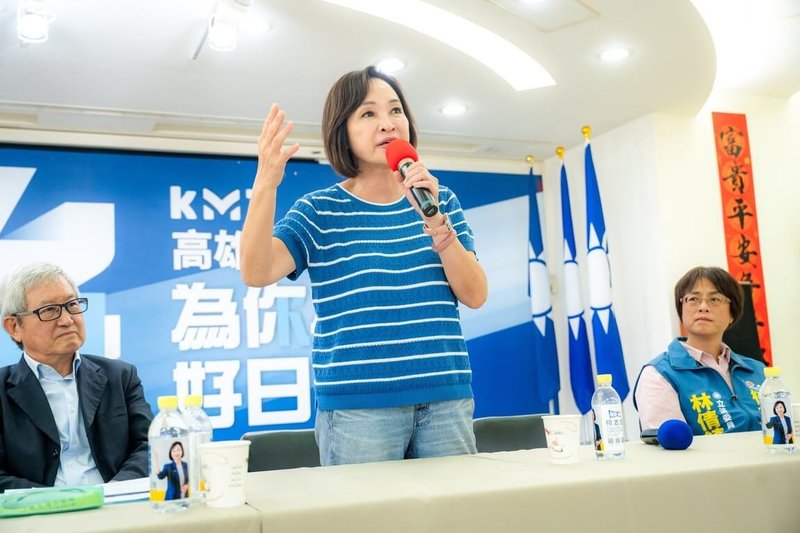 國民黨高雄市長參選人柯志恩（中）12日成立學術界後援會，邀集近60名公私立大學及技職體系學者參與，會中提出城市願景。（柯志恩辦公室提供）中央社記者林巧璉傳真　115年9月12日