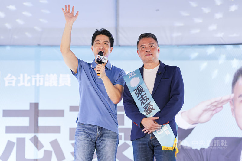 台北市長蔣萬安（左）12日出席民眾黨台北市議員張志豪（右）競選總部成立大會，為張志豪站台助選。中央社記者鄭清元攝　115年9月12日