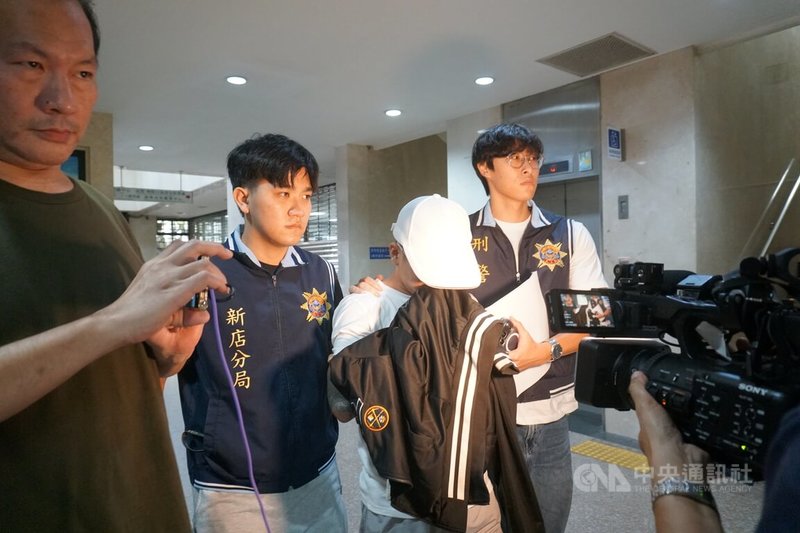 台灣台北地方檢察署11日指揮警方拘提涉協助無黨籍立法委員高金素梅助理張俊傑逃匿的陳姓男子，12日上午移送北檢複訊。中央社記者林長順攝 115年9月12日