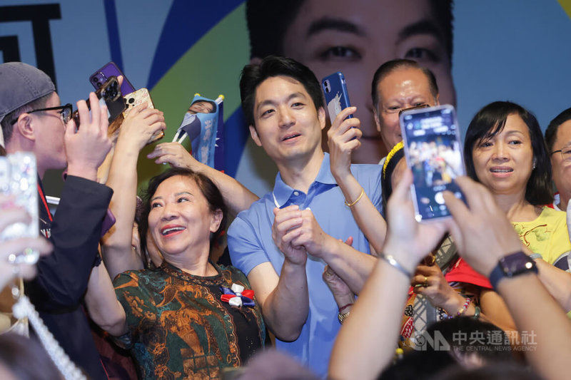 「台北市同鄉會、華僑、新住民團體蔣萬安市長後援會」12日在台北市議會大禮堂舉辦成立大會，台北市長蔣萬安（中藍衣者）出席與會，支持者圍著他拍照留念。中央社記者裴禛攝 115年9月12日