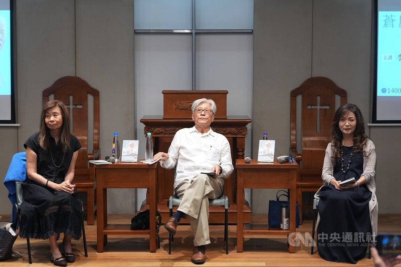 國家文藝獎得主李敏勇(中)12日在台北出席「蒼鷹之影:小說辜寬敏」新書分享會,與作家平路(左)、辜寬敏基金會董事長王美琇(右)同台座談。中央社記者徐肇昌攝 115年9月12日
