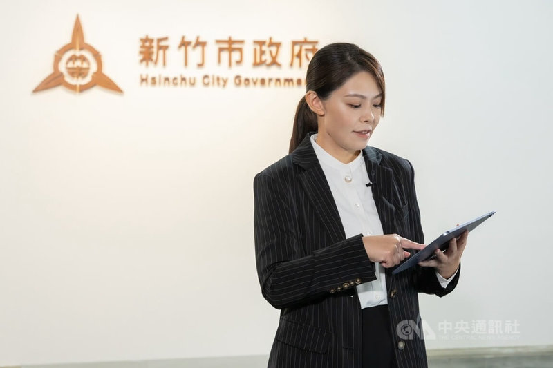 新竹市長高虹安透露,她常主動在Threads「海巡」網友討論串、即時「接球」,像有學生發文反映校慶表演設備問題,她就親自留言回應。中央社記者魯鋼駿攝 115年9月12日