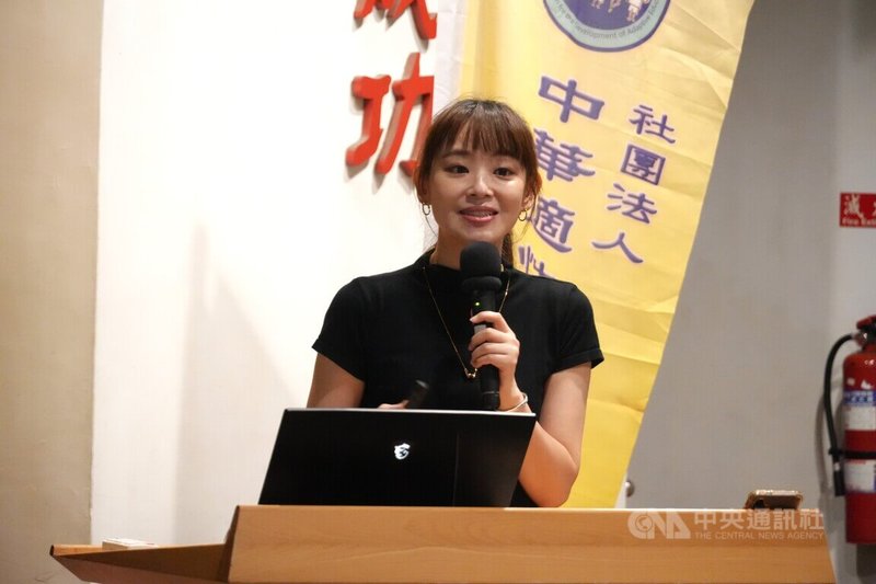 中華適性教育發展協會12日在台大舉辦適性教育論壇，邀請1111人力銀行經理曾仲葳（圖）分享，她指出，AI重新定義了選系，文組高階軟實力如跨界溝通、批判性思考等將成稀缺資源。中央社記者陳至中攝　115年9月12日