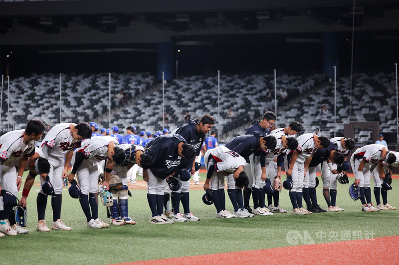2026年U18亞洲青棒錦標賽韓國隊12日超級循環賽與菲律賓隊交手，終場以6比0搶勝，賽後選手在場中鞠躬致意。韓國本屆賽事5連勝、維持不敗之身，13日將挑戰隊史亞青第6冠。中央社記者翁睿坤攝　115年9月12日