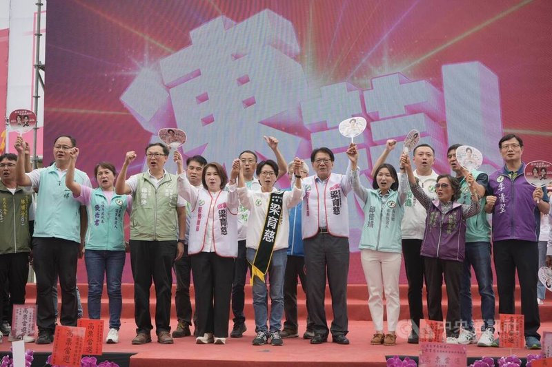 民進黨屏東市長參選人梁育慈12日成立競選總部，總統府秘書長潘孟安（左7）、民進黨屏東縣黨部主委徐富癸（左4），及屏東縣長周春米（左5）等人出席力挺。中央社記者黃郁菁攝　115年9月12日