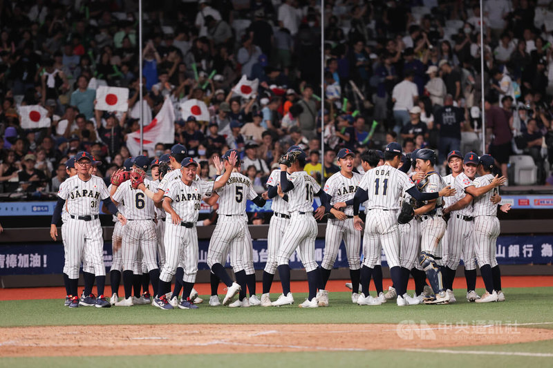 U18亞洲青棒錦標賽台日大戰，日本隊靠著打線有效串聯搭配投手全方位壓制，終場以2比1搶下冠軍戰門票，賽後球員相互擊掌慶祝。中央社記者翁睿坤攝　115年9月12日