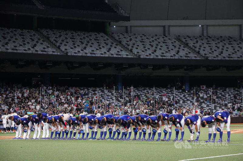 U18亞洲青棒錦標賽台灣終場以1比2不敵日本、無緣爭冠，賽後小將們在場中鞠躬向球迷致意。中央社記者翁睿坤攝　115年9月12日