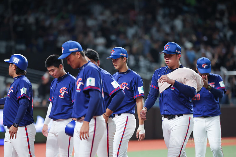 U18亞洲青棒錦標賽台灣隊12日在台北大巨蛋與日本隊爭搶冠軍戰門票，可惜終場以1比2吞敗，小將們賽後難掩失落。中央社記者翁睿坤攝　115年9月12日
