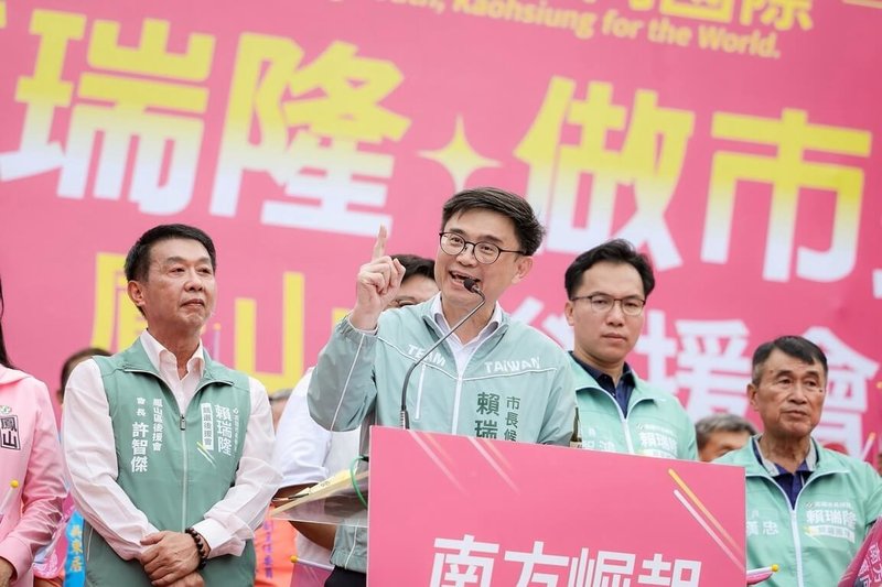 民進黨高雄市長參選人賴瑞隆（前中）12日在鳳山區成立後援會，44名里長出席支持，黨籍立委許智傑（左）擔任後援會長。（賴瑞隆辦公室提供）中央社記者林巧璉傳真　115年9月12日
