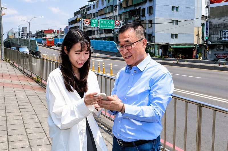 國民黨新北市長參選人李四川（右）曾以華翠大橋旁參與「滑脆」的社群梗，強調他在華翠大橋兩端都有豐富服務經驗，有別於平時嚴肅解決問題的工程形象。（李四川競選辦公室提供）中央社記者黃旭昇傳真　115年9月12日