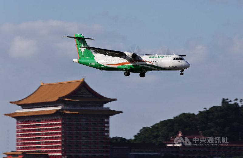 立榮航空股份有限公司近日公告，國內線11月1日（含）行程日起實施單獨旅行兒童安心照護服務收費方案，每名旅客每航段收服務費新台幣200元。圖為立榮航班。中央社記者黃名璽攝　115年9月12日