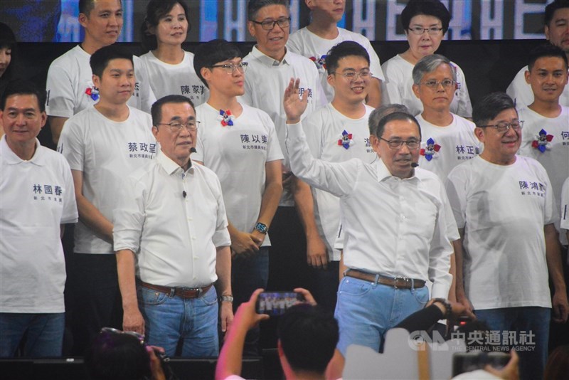國民黨新北市長參選人李四川（前左）12日晚間在板橋體育館舉辦「我們都挺李四川」造勢活動，新北市長侯友宜（前右）也站台相挺，強調一定要交棒給李四川。 中央社記者黃旭昇攝　115年9月12日