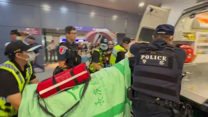 桃園國際機場12日發生男子持刀挾持航空公司實習生事件，航警獲報後迅速到場並成功制伏男子、將其逮捕，遭挾持實習生與男子皆送醫。（民眾提供）中央社記者潘欣彤傳真　115年9月12日