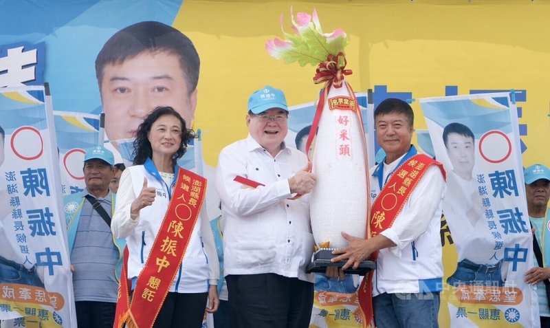 中國國民黨澎湖縣長參選人陳振中（右）競選總部12日成立，國民黨副主席李乾龍（中）等致贈好彩頭，期盼藍天再現。中央社 115年9月12日