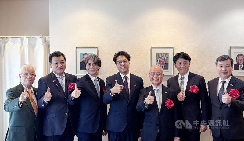 台北市長參選人、民進黨立委沈伯洋12日在東京出席「沈伯洋市長日本後援會」成立大會,與台灣女婿、日本眾議院議員山口晉(右2)、神戶市議員上畠寬弘(左3)、駐日代表李逸洋(右1)、國策顧問趙中正(左1)與國策顧問陳天隆(右3)合影。中央社記者戴雅真東京攝 115年9月12日