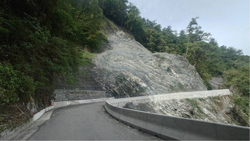 因邊坡工程南橫公路向陽路段，14日起至10月31日雙向交通管制，每日5時段開放通行，連假或配合公路局疏運計畫時不予管制。（關山工務段提供）中央社記者盧太城台東傳真  115年9月12日
