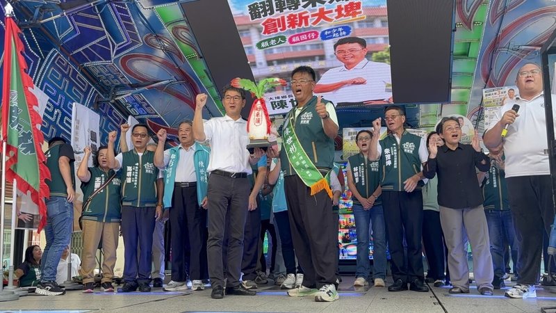 民進黨雲林縣長參選人劉建國（前左）12日成立大埤聯合競選總部，他表示，大埤是全縣20鄉鎮市聯合競選總部成立的第一站，具重要象徵意義，「大埤是第一站，也是第一戰！」（劉建國提供）中央社記者姜宜菁傳真　115年9月12日