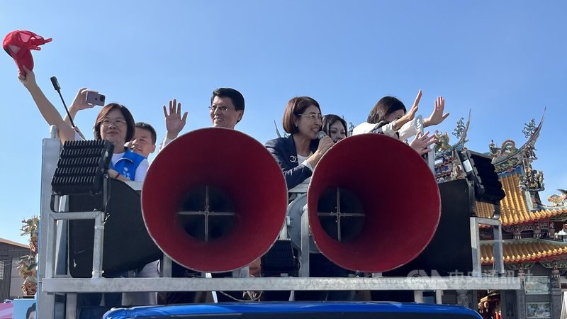 南投縣長許淑華（前左3）12日南下力挺國民黨籍台南市長參選人謝龍介（前左2），一同在安南區掃街拜票、拉抬聲勢。中央社記者張榮祥攝　115年9月12日