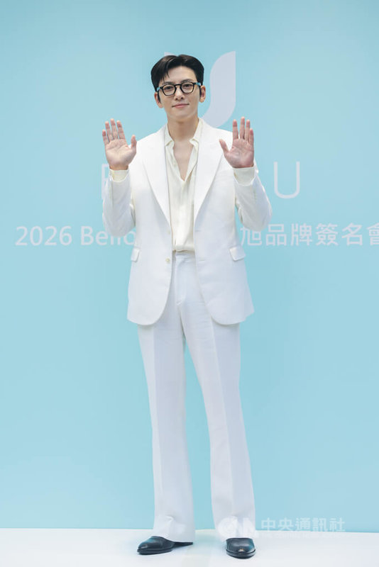 韓國男星池昌旭（圖）12日下午現身台北市信義區百貨廣場，為保養品牌代言站台。他身穿一襲白色西裝搭配黑框眼鏡帥氣亮相，向在場粉絲揮手致意。中央社記者裴禛攝　115年9月12日