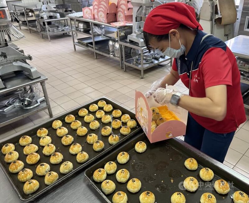 中秋節將屆，雲林家扶中心莪馨志工媽媽們12日製作800顆蛋美味黃酥，將分送給50戶家扶服務家庭，提前感受中秋滋味與滿滿人情味。中央社記者姜宜菁攝　115年9月12日