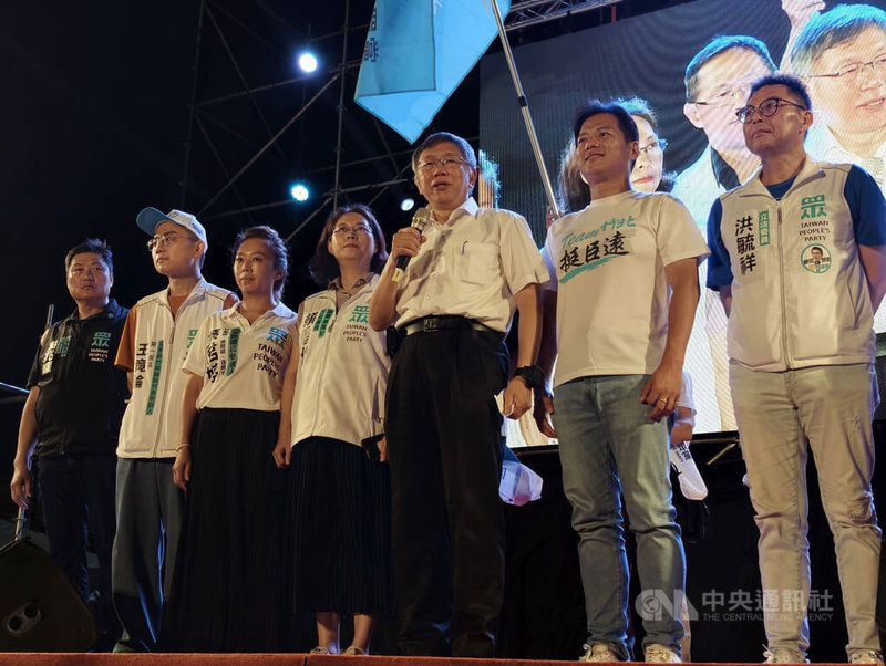國民黨籍苗栗縣長鍾東錦爭取連任,13日晚間在苗栗市舉辦競選總部成立大會。民眾黨創黨主席柯文哲(右3)到場力挺,稱讚鍾東錦有執行力、魄力,能給苗栗縣民帶來安定感與快樂感。中央社記者魯鋼駿攝 115年9月13日