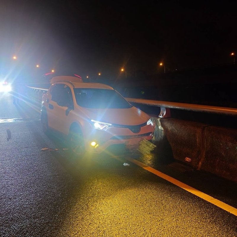 1輛休旅車（圖）13日凌晨疑自撞國道5號蘇澳出口匝道護欄，員警到場，發現副駕駛座車門及後車廂已打開，但不見駕駛，經搜尋後，發現49歲駕駛邱姓男子墜落在自撞處下方的冬山鄉公所清潔隊場地，已明顯死亡。（讀者提供）中央社記者王朝鈺傳真　115年9月13日